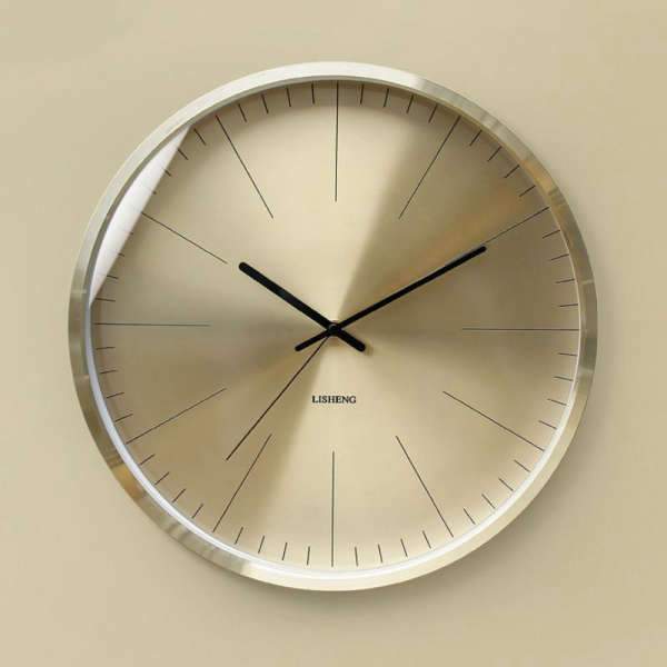 Stor minimalistisk veggklokke i gull