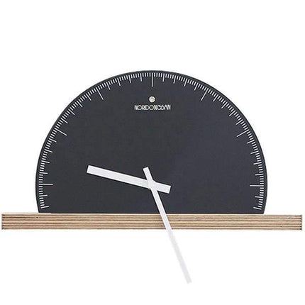 Minimalistisk veggklokke i halvsirkel design