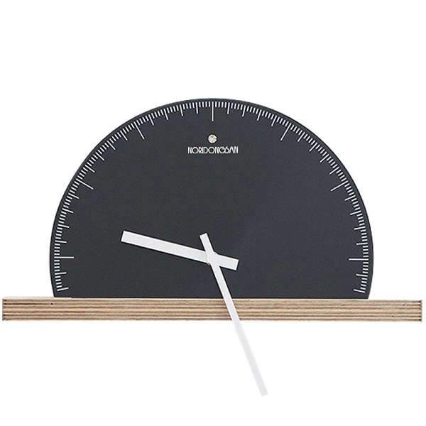 Minimalistisk veggklokke i halvsirkel design