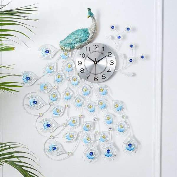 Stor veggklokke med blå påfugl