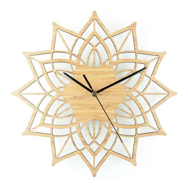 Veggklokke i tre med mandala-design