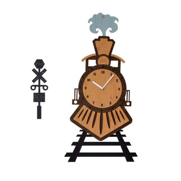 Togformet veggklokke i tre