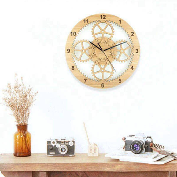 Rund treveggklokke med synlige tannhjul