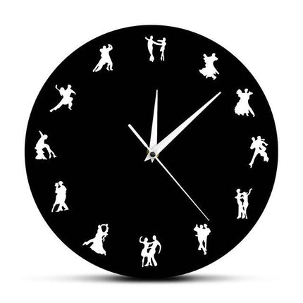 Veggklokke med dansende par silhuetter