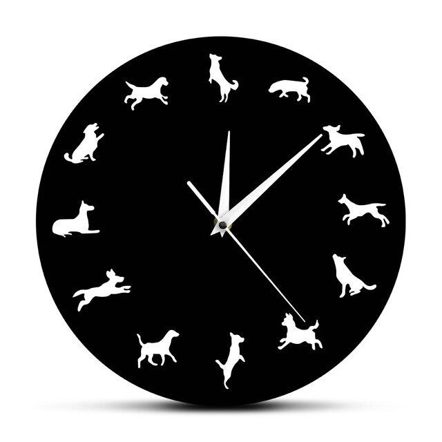 Moderne veggklokke med hunde silhuetter