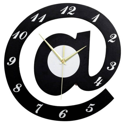 Moderne veggklokke formet som alfakrøll