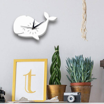 Veggklokke for barnerom formet som hval