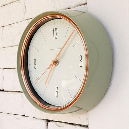 Vintage veggklokke med dyp ramme