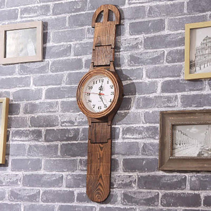 Vintage veggklokke som gigantisk armbåndsur