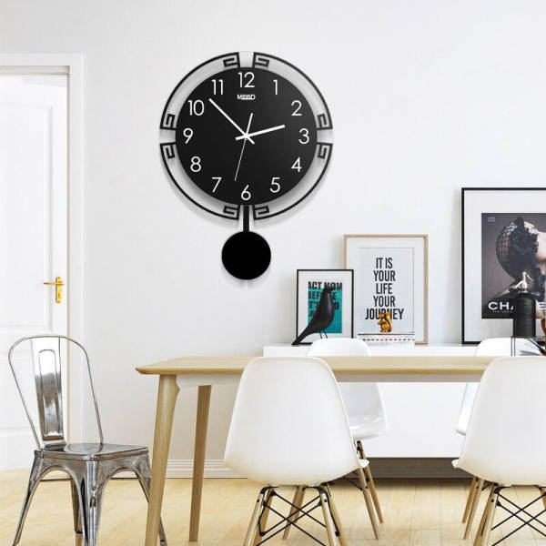 Moderne svart vintage veggklokke med pendel