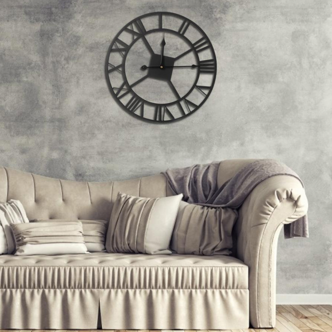 Veggklokke med romertall i metall