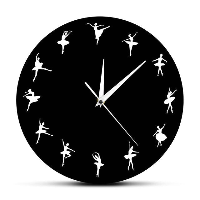 Moderne veggklokke med ballerina silhuetter